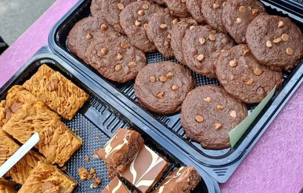 Delicious chocolate cookies with chocolate chips and rich brownies with caramel and chocolate layers. Perfect for children’s parties or gatherings.